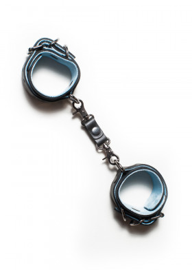 Черные кожаные наручники