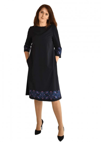 Вышитое платье темно-синее