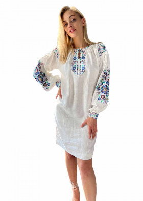 Вышитое платье белое короткое