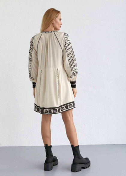 Вышитое платье Юстина