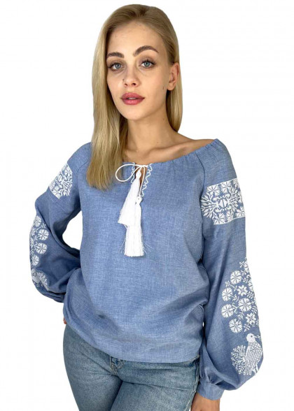 Женская блуза с вышивкой