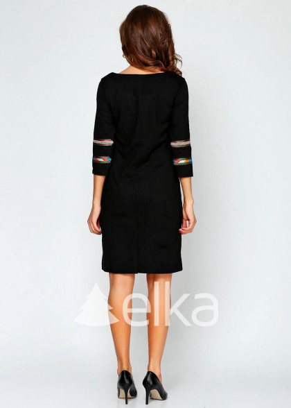 Вышитое платье