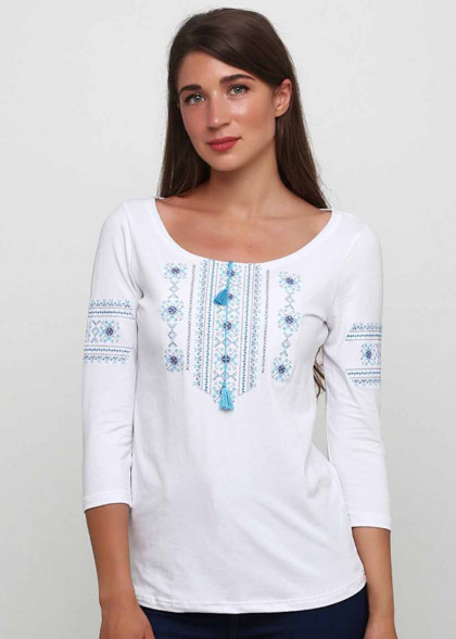 Белая футболка вышитая крестиком