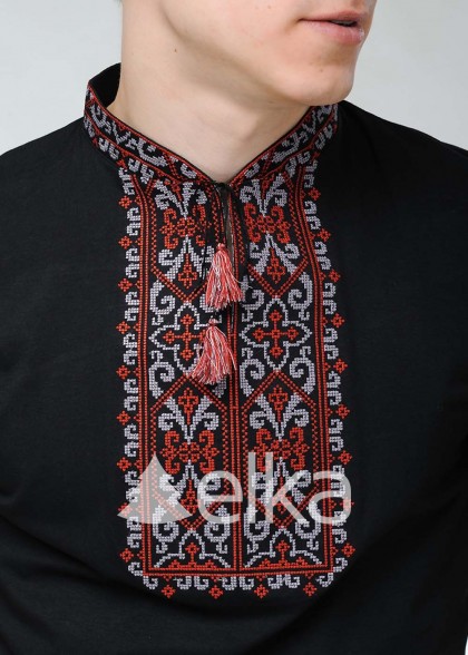 Вышитая футболка черная