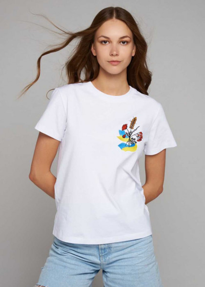 Белая вышитая футболка национальная