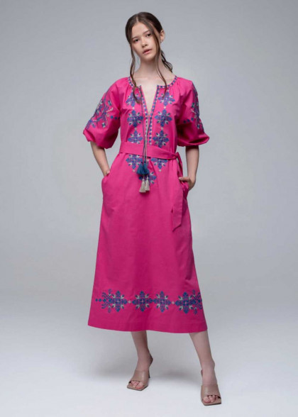 Женское вышитое платье розовое