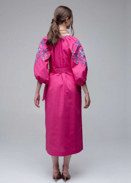 Женское вышитое платье розовое