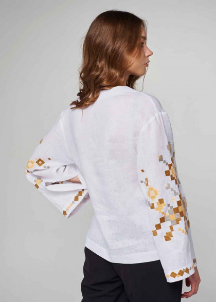 Женская вышитая блуза белая