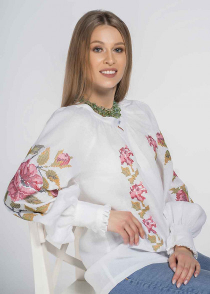 Женская вышиванка Королевские розы