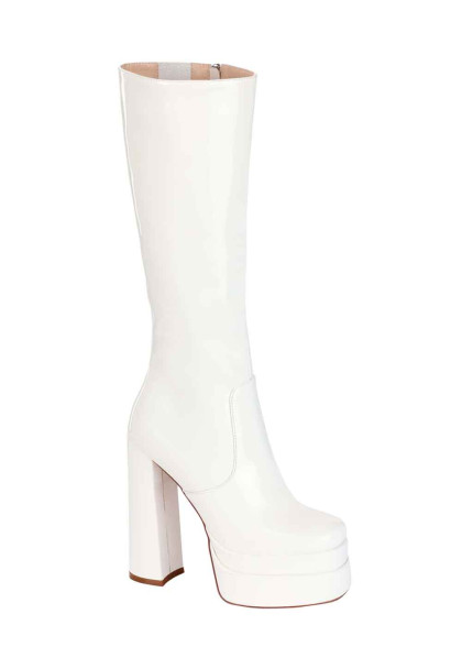 Білі лаковані чоботи