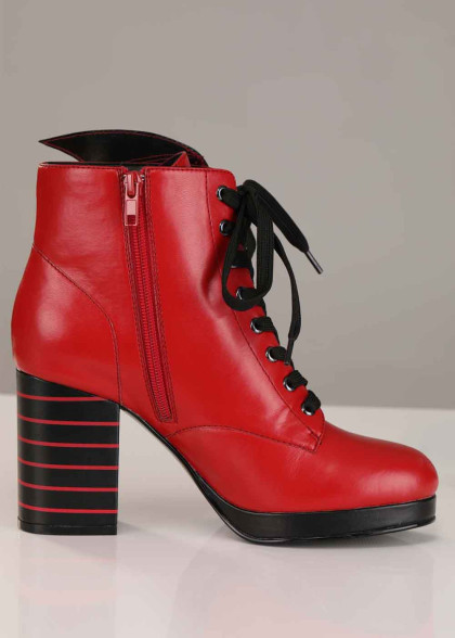 Чоботи червоні на підборах