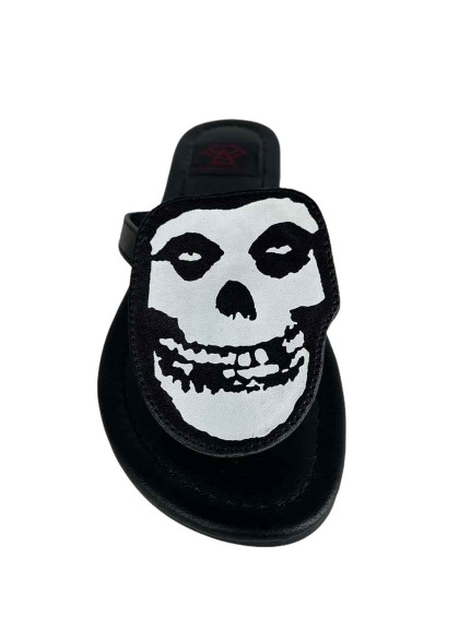 Шльопанці з черепом